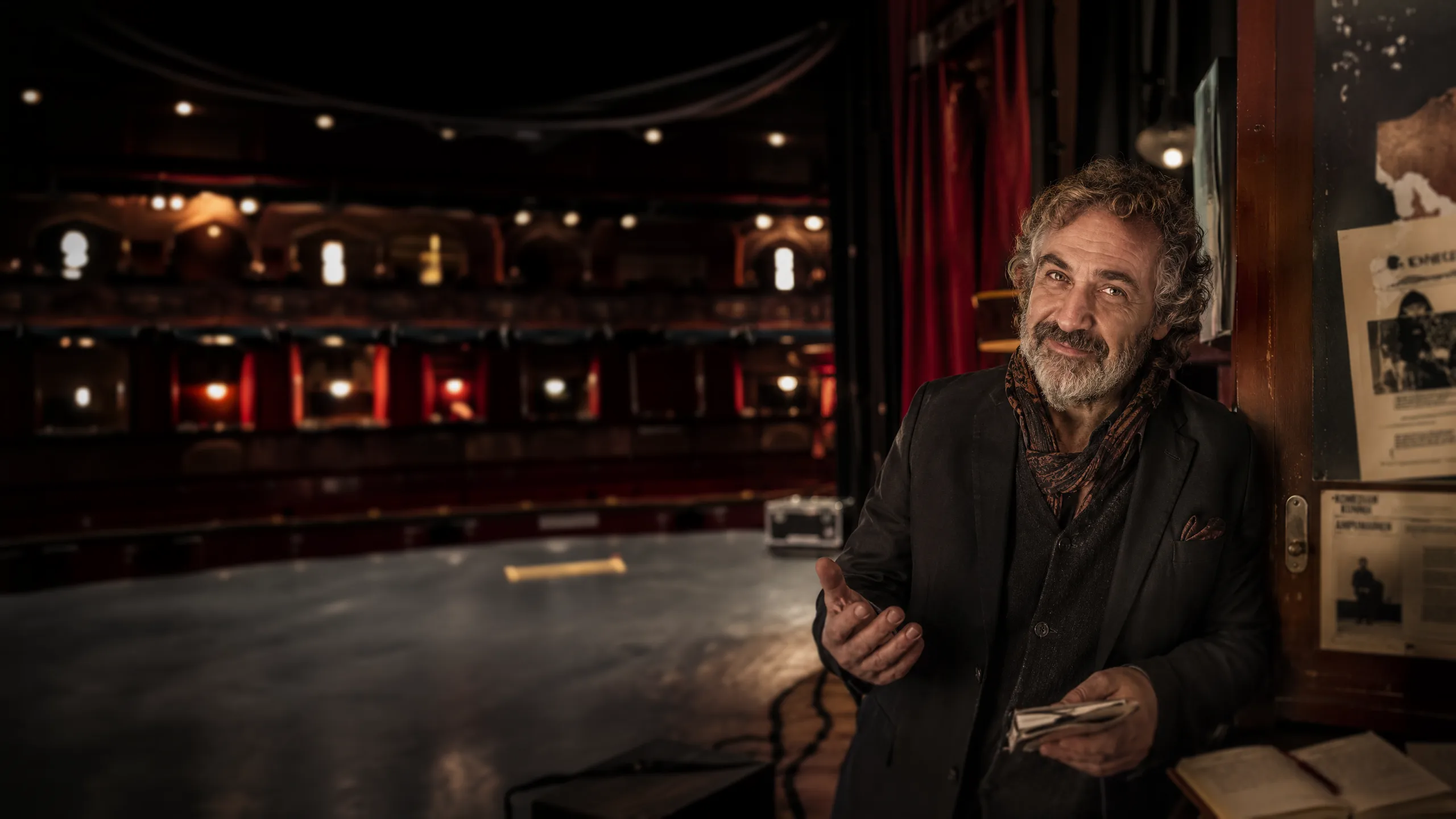 AI-kuvaelma Aristoteleesta modernissa teatterissa